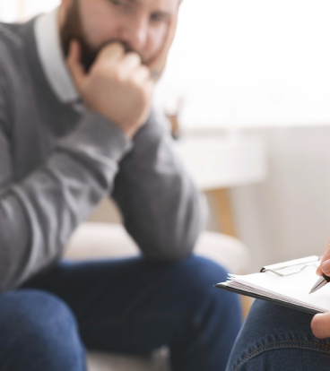 A client meeting one-on-one with a therapist during a trauma-focused session at Casa Recovery