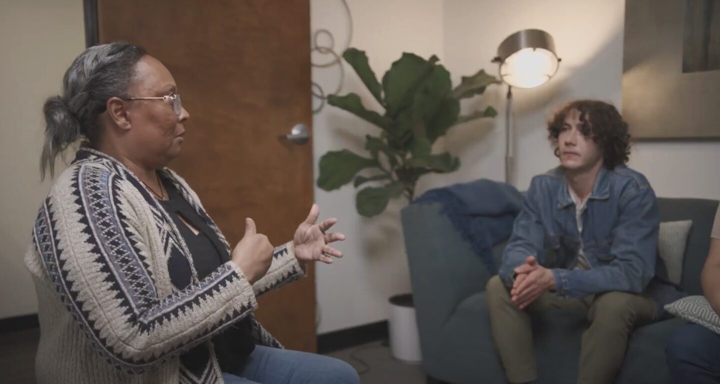 A client meeting one-on-one with a therapist at Casa Recovery