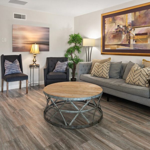 A comfortable, inviting lounge area at one of Casa's inpatient facilities.